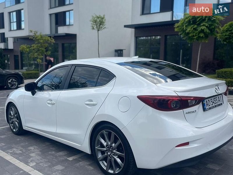 Седан Mazda 3 2017 в Ужгороде