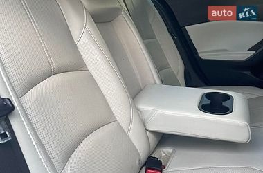 Седан Mazda 3 2017 в Ужгороде