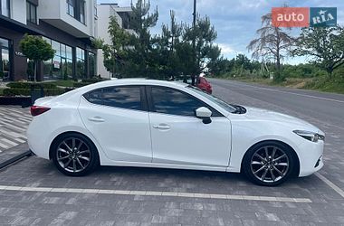 Седан Mazda 3 2017 в Ужгороде