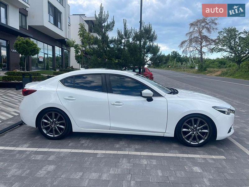 Седан Mazda 3 2017 в Ужгороде