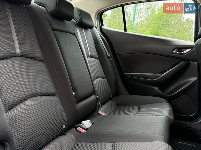 Седан Mazda 3 2017 в Обухові