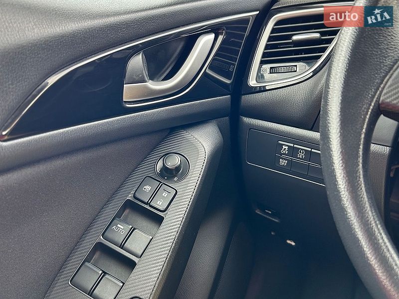Седан Mazda 3 2015 в Рівному