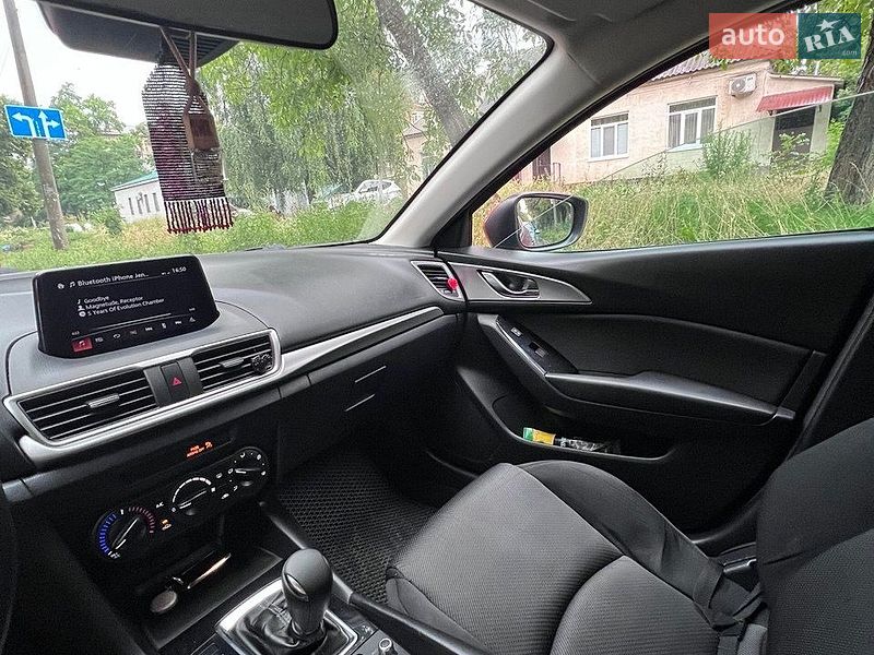 Седан Mazda 3 2017 в Днепре