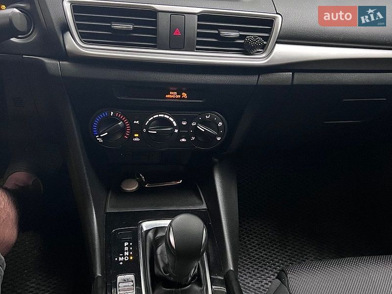 Седан Mazda 3 2017 в Днепре