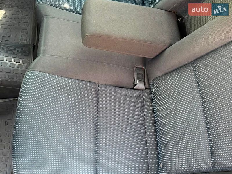Седан Mazda 3 2006 в Волочиську