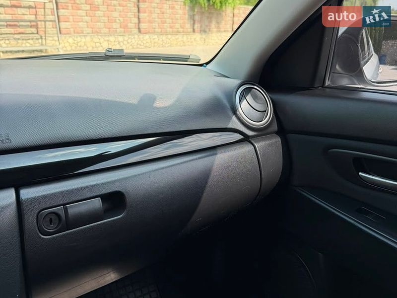 Седан Mazda 3 2006 в Волочиську