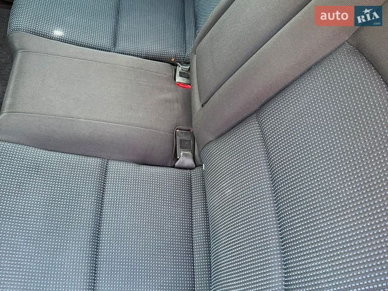 Седан Mazda 3 2006 в Волочиську