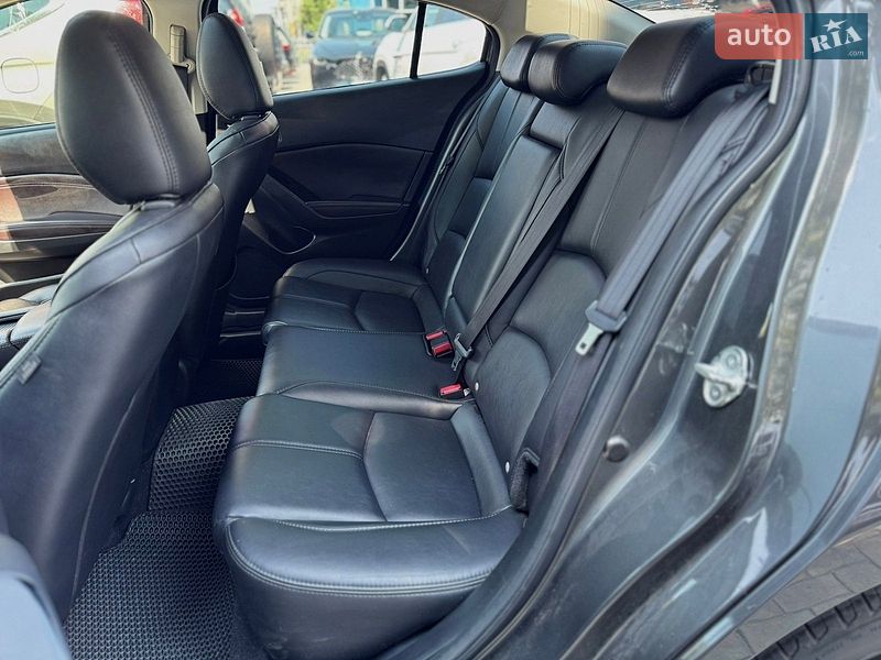 Седан Mazda 3 2018 в Днепре