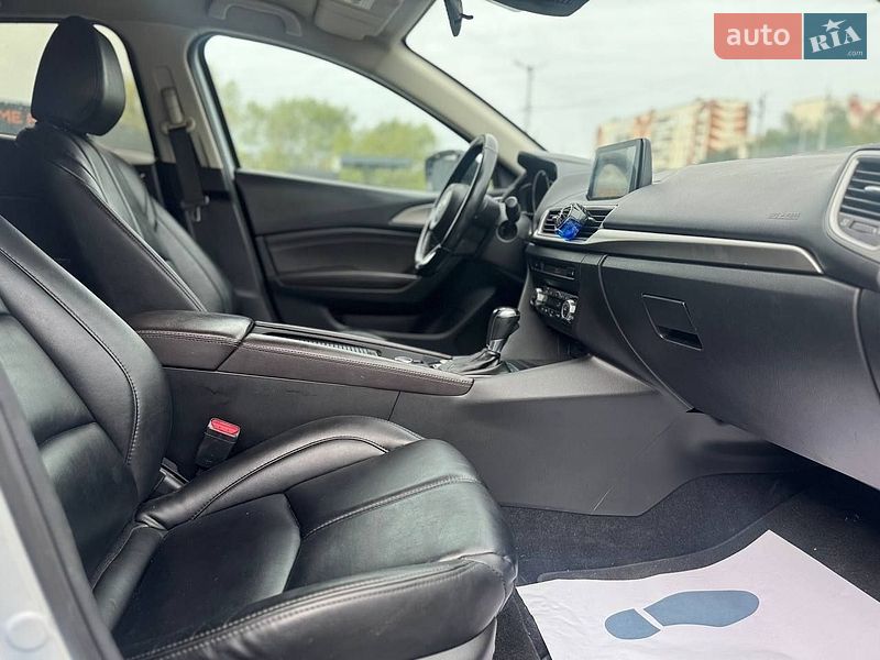 Седан Mazda 3 2018 в Черновцах