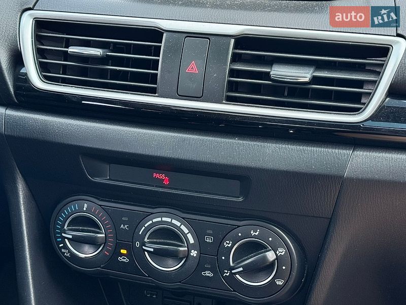 Хэтчбек Mazda 3 2015 в Хусте