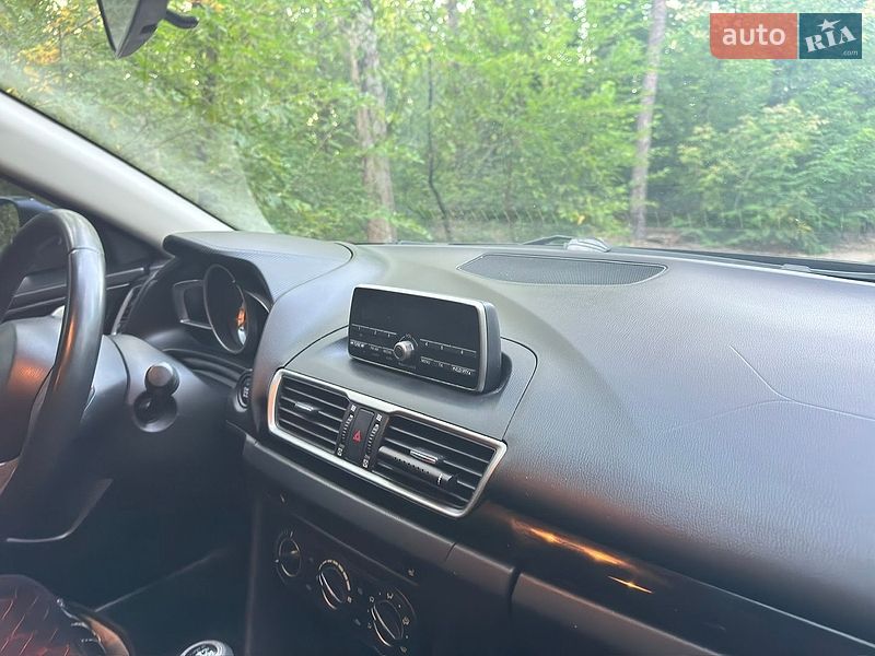 Седан Mazda 3 2015 в Дніпрі