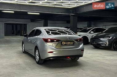Седан Mazda 3 2016 в Черновцах