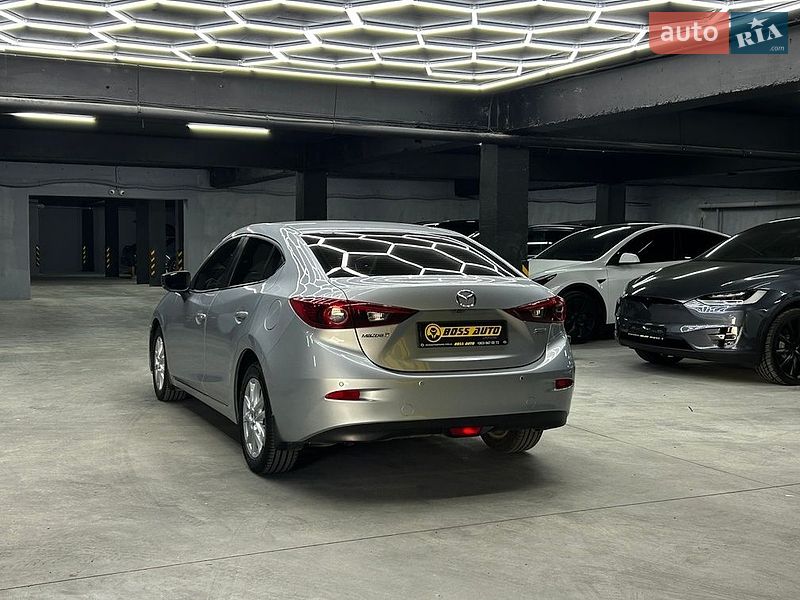Седан Mazda 3 2016 в Черновцах
