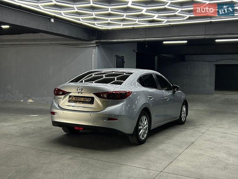 Седан Mazda 3 2016 в Черновцах