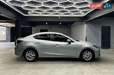 Седан Mazda 3 2016 в Черновцах