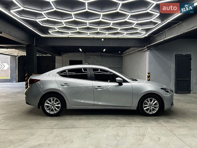 Седан Mazda 3 2016 в Черновцах