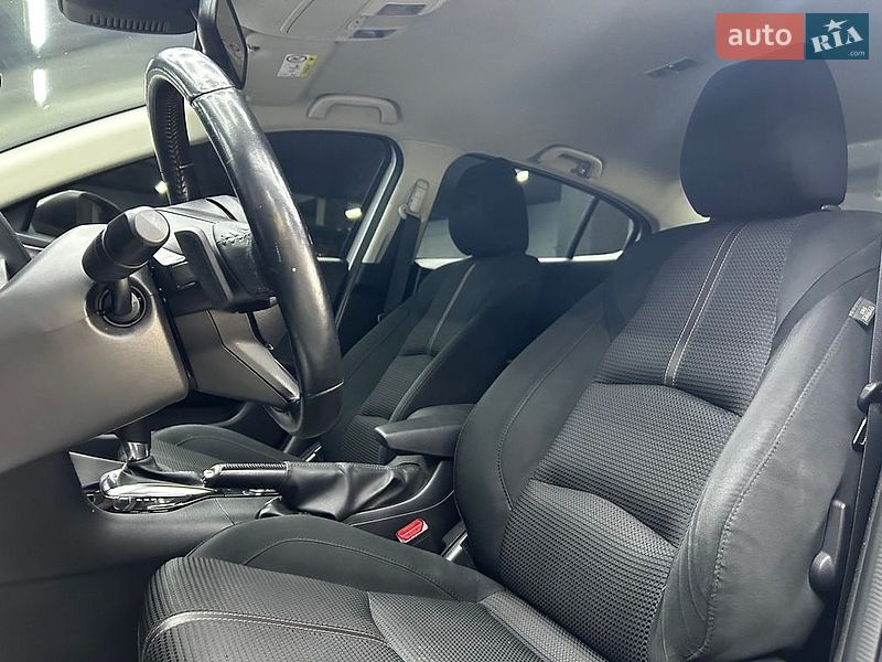 Седан Mazda 3 2016 в Черновцах