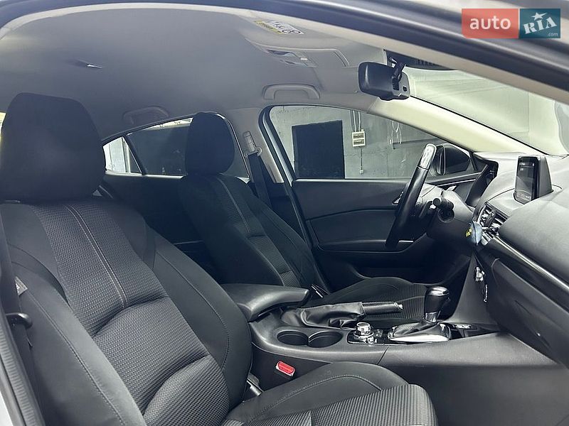 Седан Mazda 3 2016 в Черновцах
