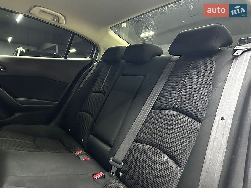Седан Mazda 3 2016 в Черновцах