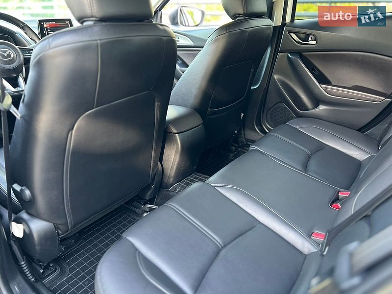 Седан Mazda 3 2018 в Днепре
