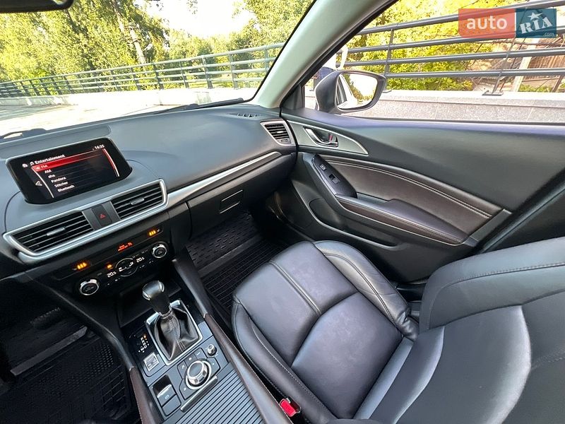 Седан Mazda 3 2018 в Днепре