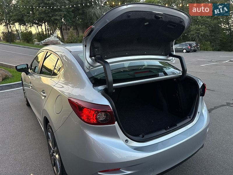 Седан Mazda 3 2018 в Киеве