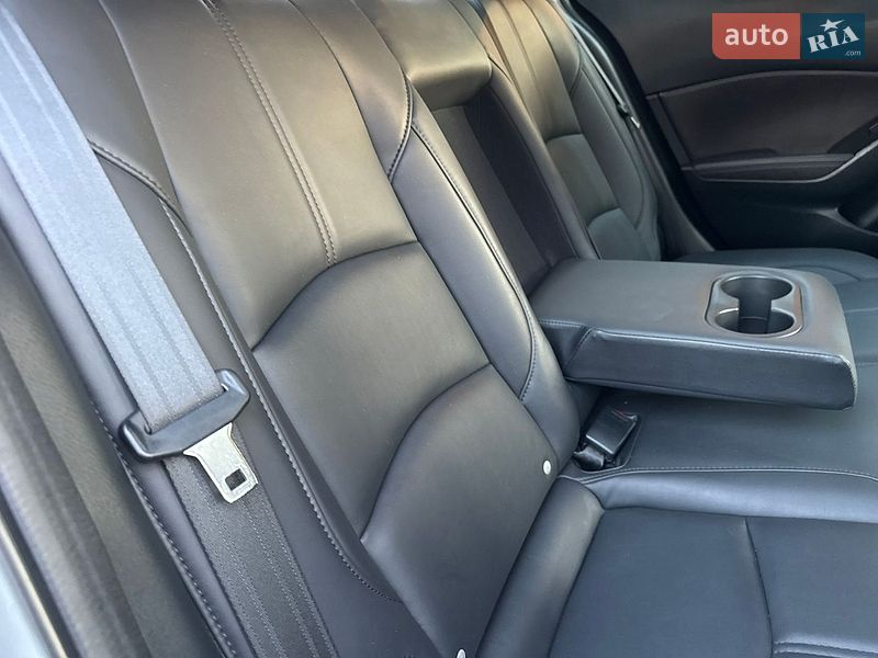 Седан Mazda 3 2018 в Киеве