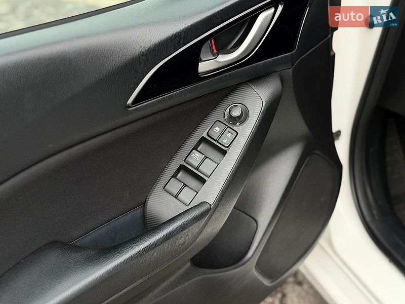 Седан Mazda 3 2015 в Шептицькому
