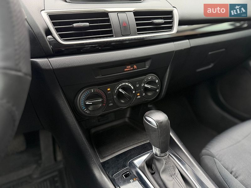 Седан Mazda 3 2015 в Шептицькому
