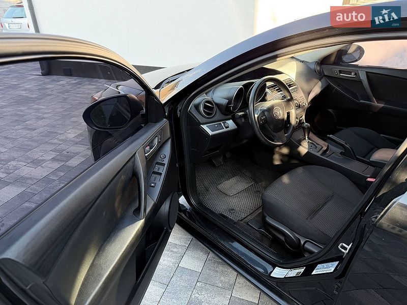 Седан Mazda 3 2012 в Ровно