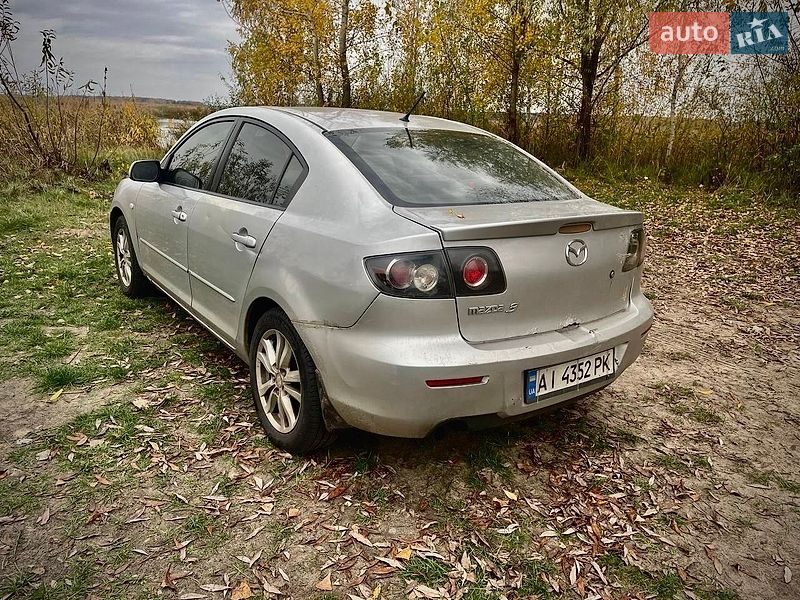 Седан Mazda 3 2006 в Иванкове