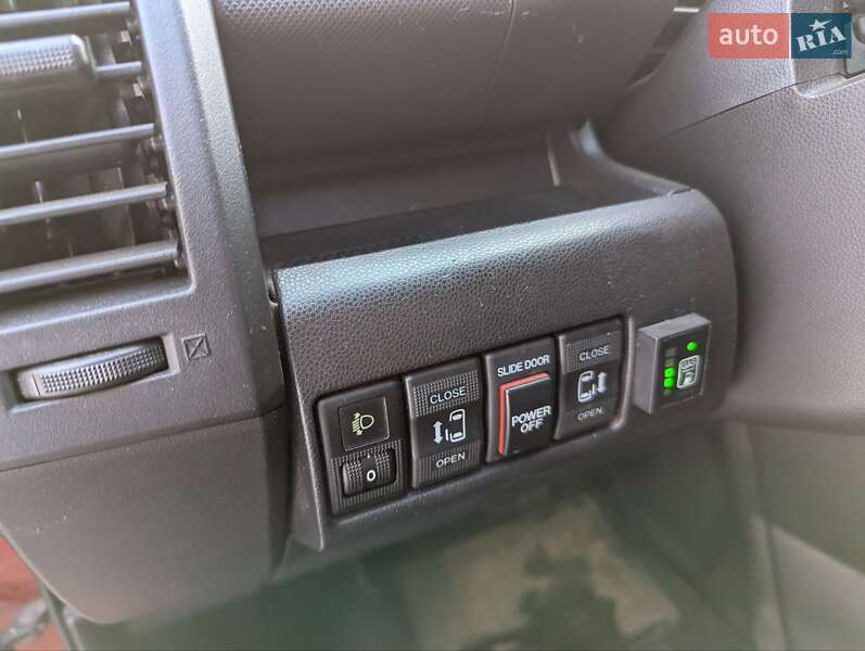 Мінівен Mazda 5 2009 в Дніпрі