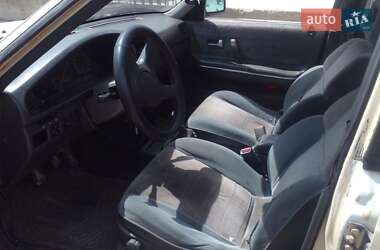 Седан Mazda 626 1988 в Рени