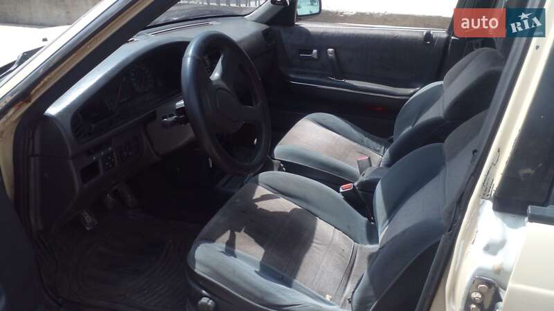Седан Mazda 626 1988 в Рени
