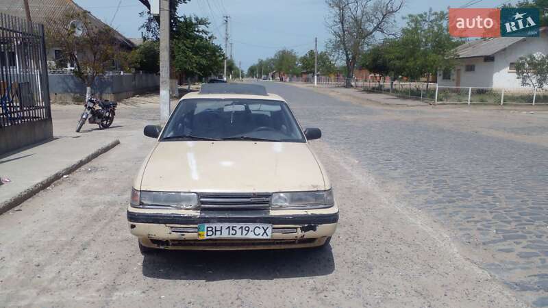 Седан Mazda 626 1988 в Рени