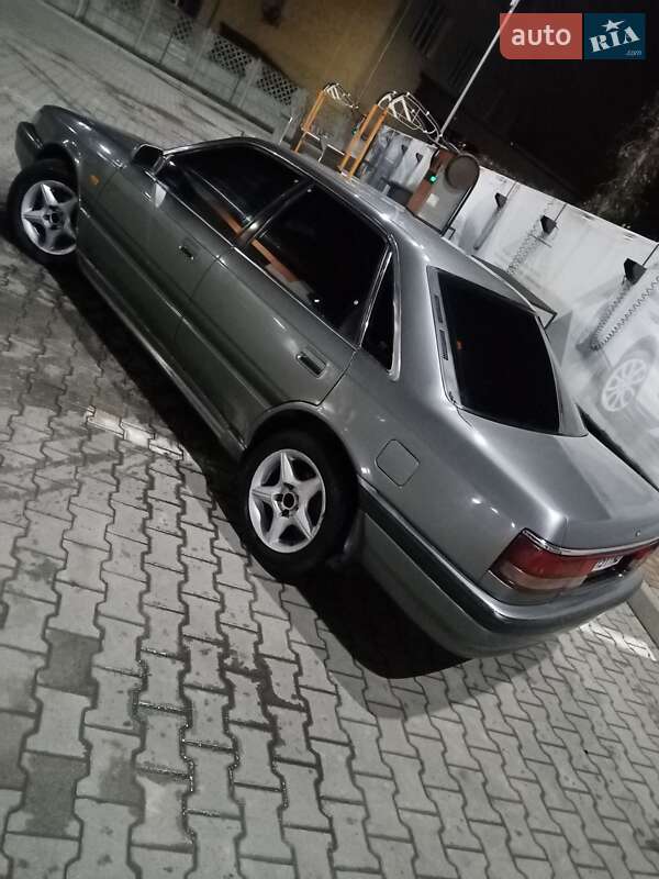 Седан Mazda 626 1990 в Чернівцях