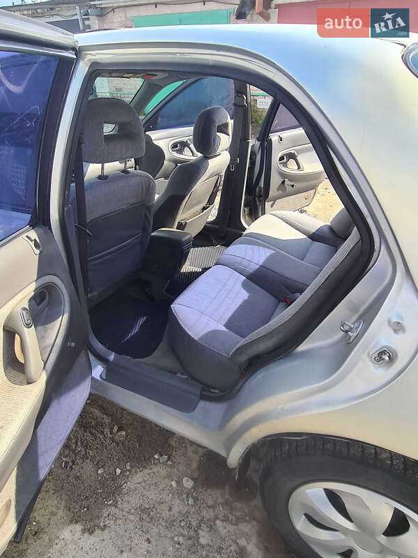 Седан Mazda 626 1993 в 