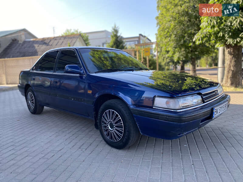 Седан Mazda 626 1989 в Ровно