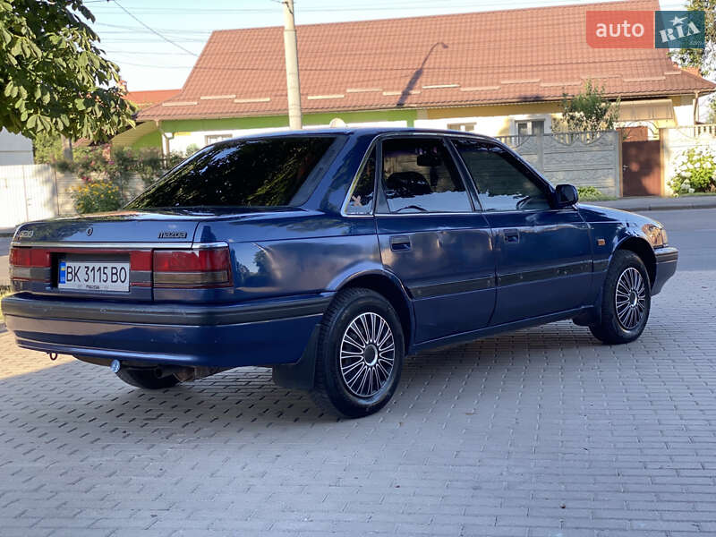 Седан Mazda 626 1989 в Ровно