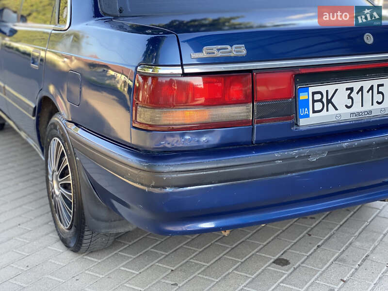 Седан Mazda 626 1989 в Ровно