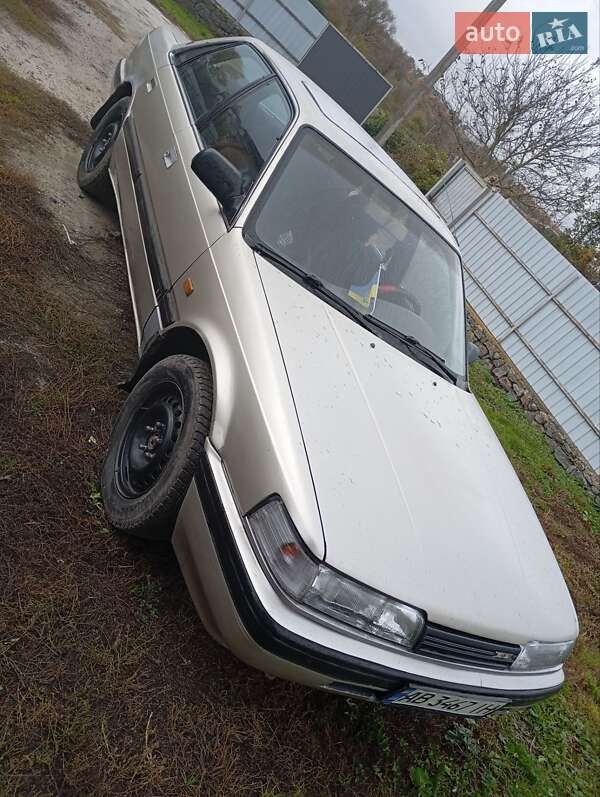 Седан Mazda 626 1990 в  фото Седан Mazda 626 1990 в