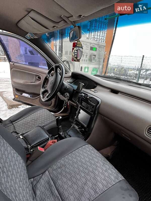 Седан Mazda 626 1993 в Угринові