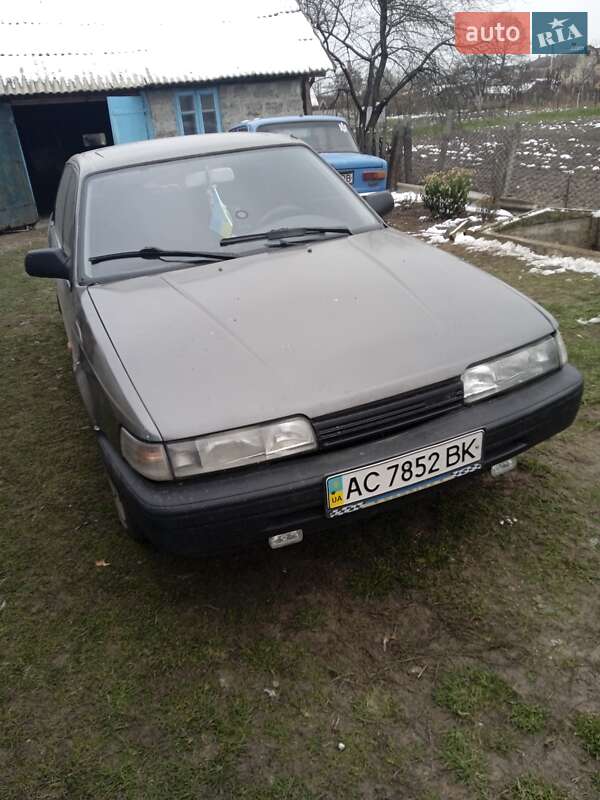 Седан Mazda 626 1988 в Владимирце