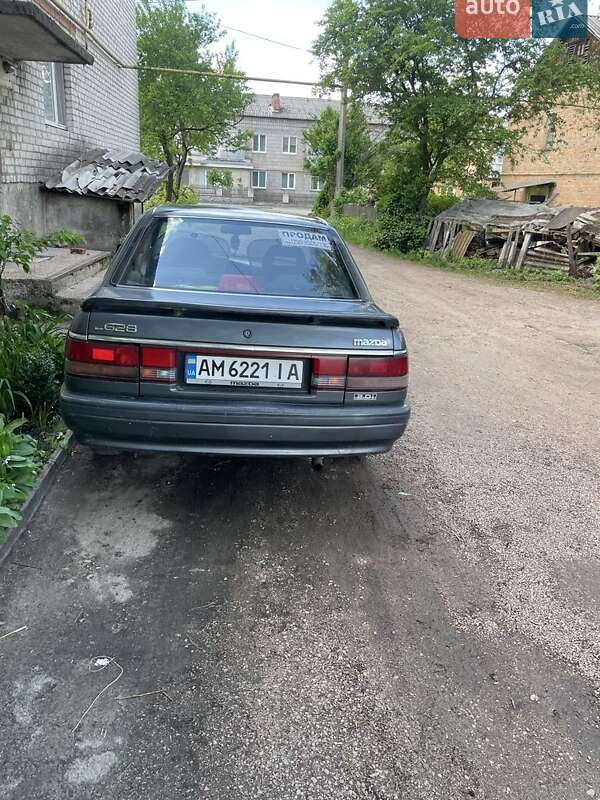 Седан Mazda 626 1988 в Черняхове