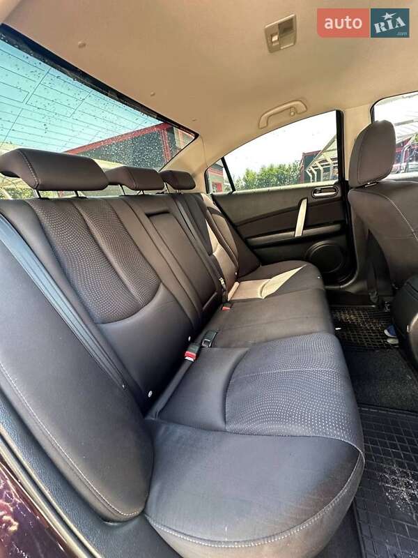 Седан Mazda 6 2008 в Остроге