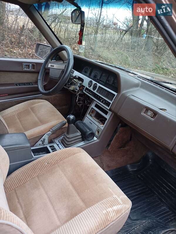 Седан Mazda 929 1987 в Старой Жадовой