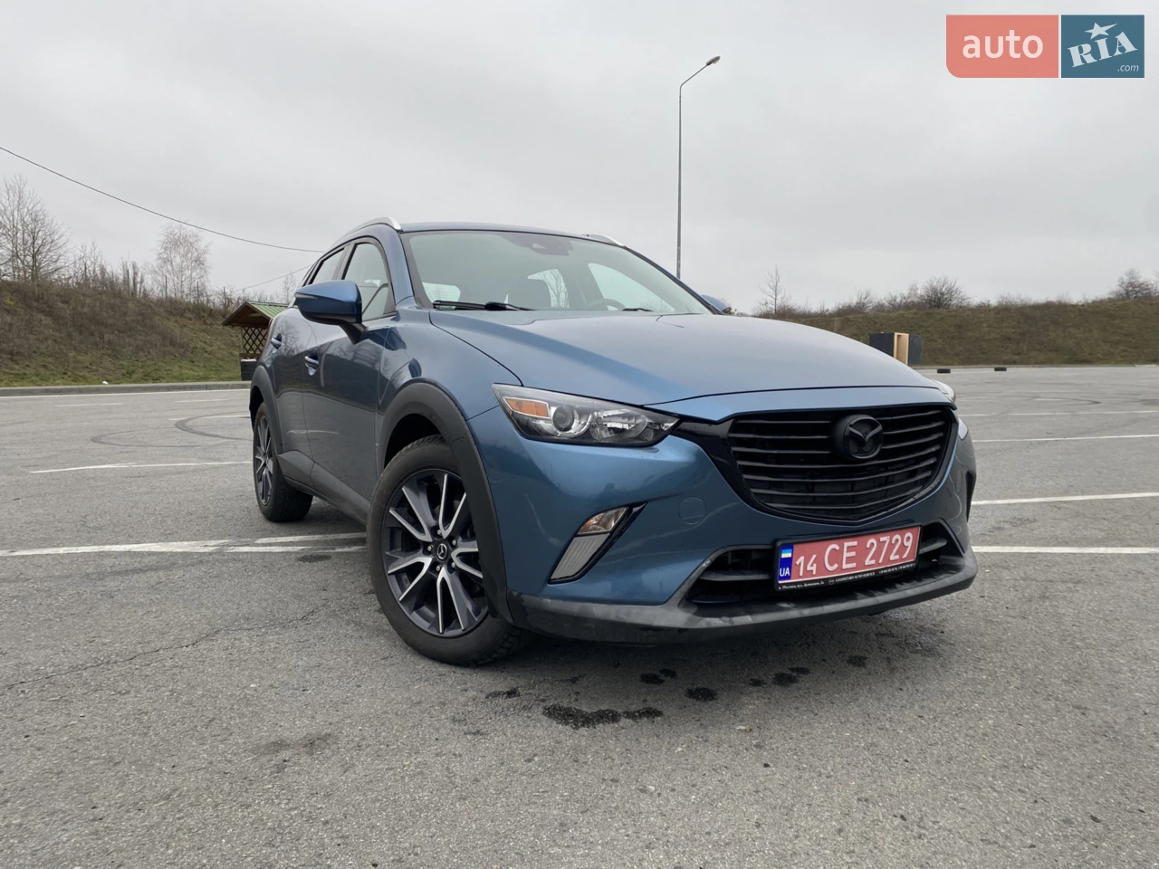 Mazda CX-3 2018 модельного року, повний привід, автомат, бензин 2.0.Надійний та економний двигун SKYACTIV-G.Коробка передач: 6-ступенева автоматична.Комфортний варіант для міста, зручно запаркуватись будь-де.
Автомобіль у відмінному технічному та візуальному стані.
Чистий, доглянутий салон.
Двигун і коробка працюють ідеально, ходова частина без нарікань.
Своєчасно проводив техобслуговування.
Без потреби у вкладеннях — сів і поїхав.
Колеса R18 нова зимова гума.
Готовий до перевірок. Відповім на всі запитання.