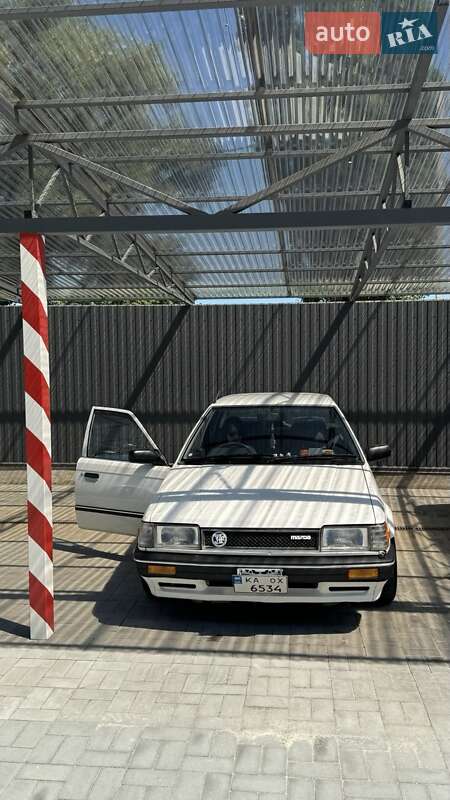 Седан Mazda Familia 1987 в Києві