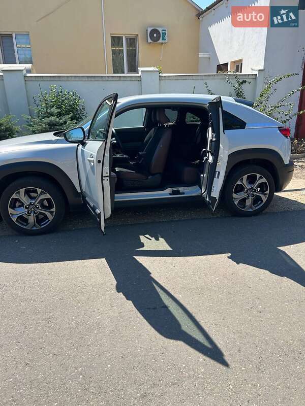 Внедорожник / Кроссовер Mazda MX-30 2020 в Черноморске