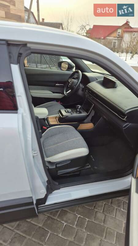 Внедорожник / Кроссовер Mazda MX-30 2020 в Владимире